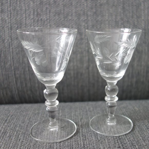 Mini Wine Glasses with Leaf Pattern - Picture 1 of 11